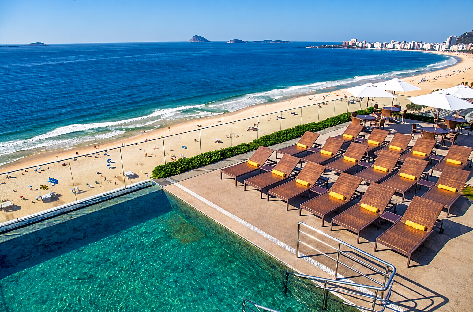 Piscina en la azotea con vista a la playa de Leme